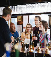 Mannen in bar