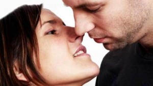 Een man en een vrouw kijken elkaar in de ogen.