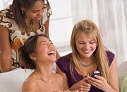 vrouwen lachen om wanhopig smsje